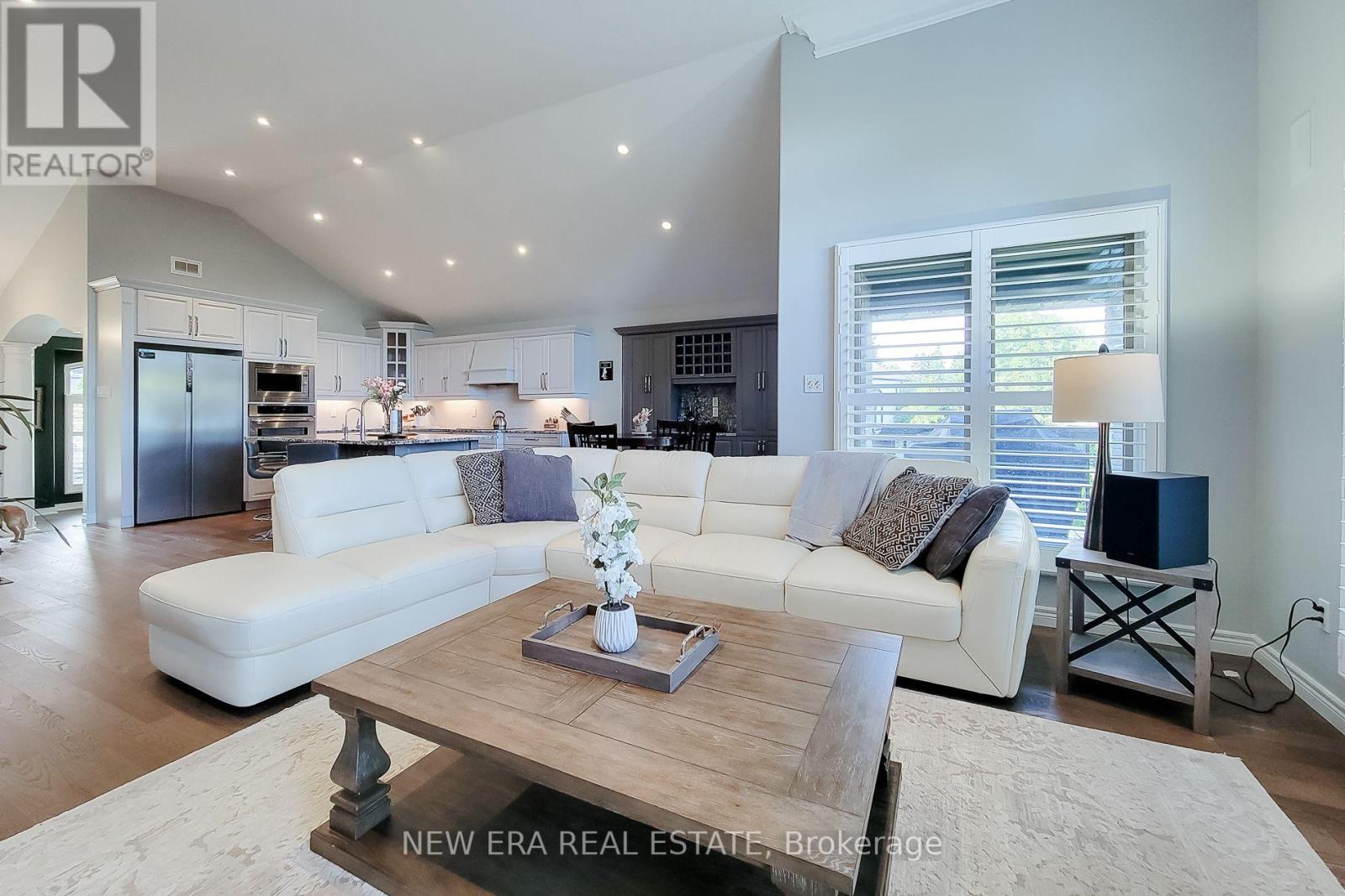24 CARMICHAEL CRESCENT - 19