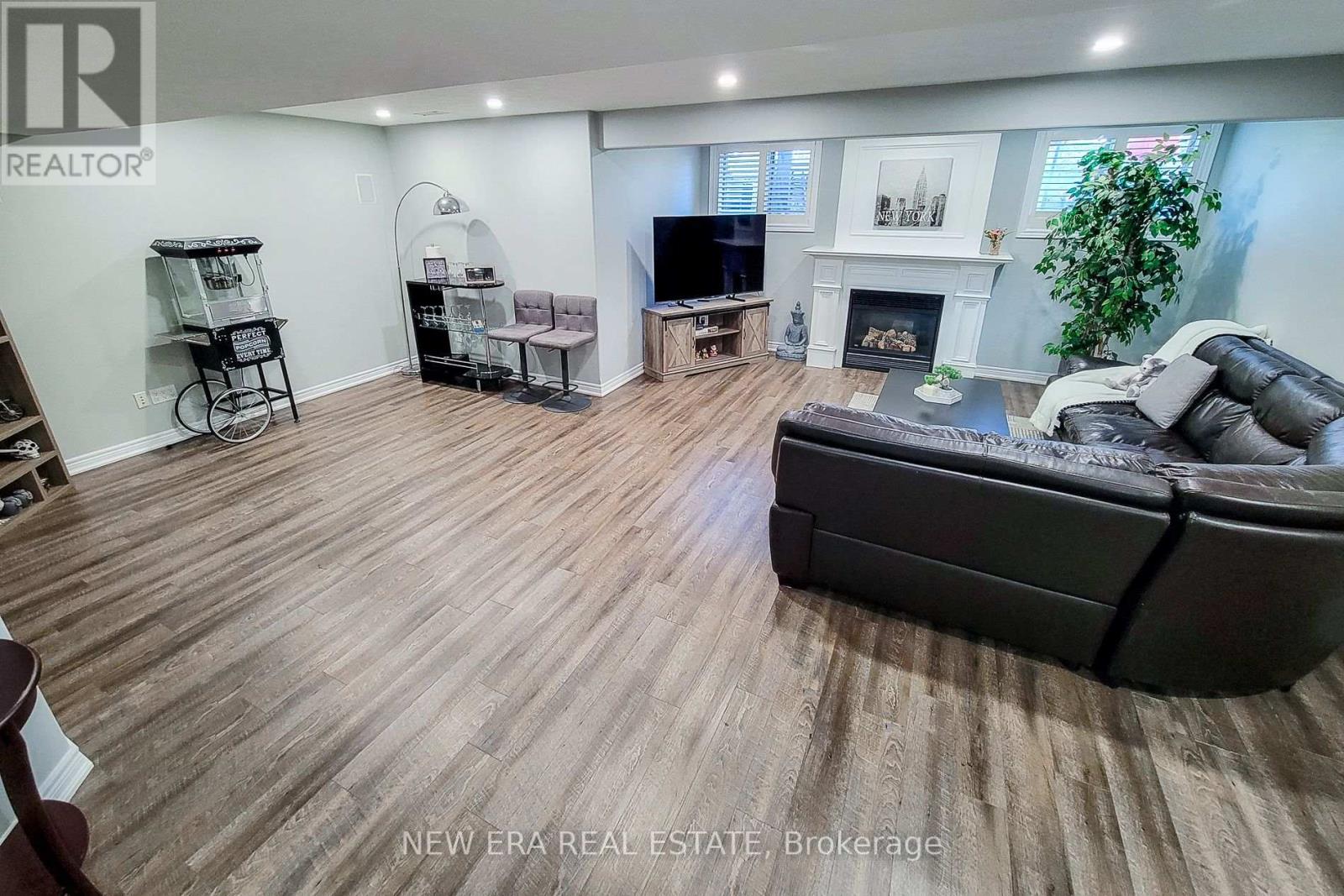 24 CARMICHAEL CRESCENT - 39