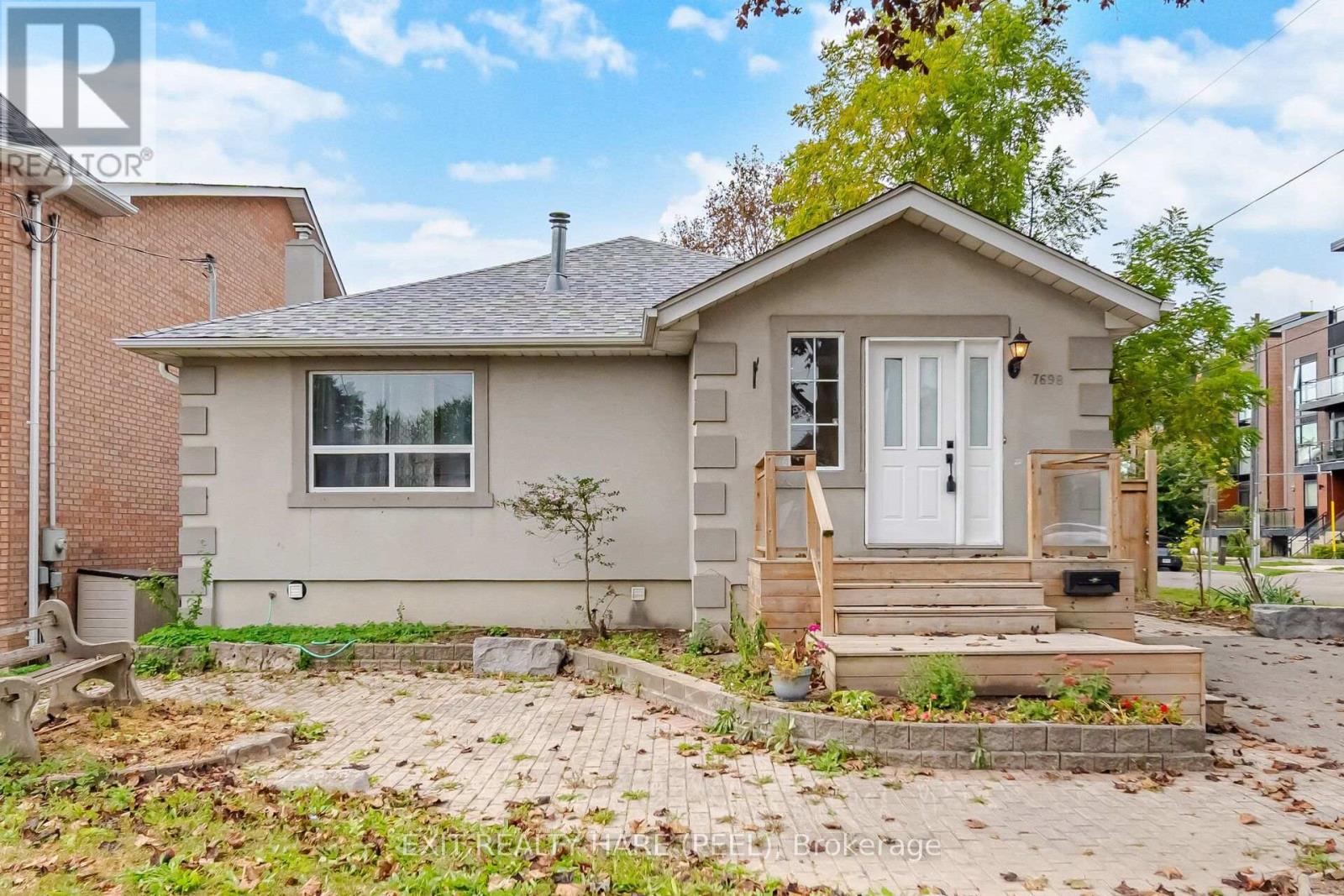 Photo of 7698 Kipling Avenue