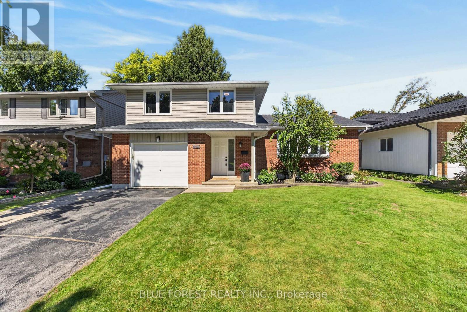 32 MEADOWVIEW ROAD - 1