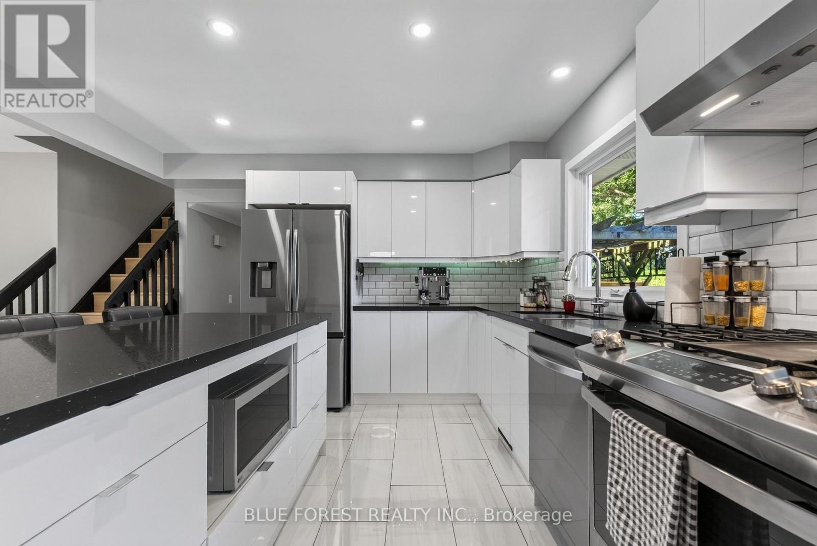 32 MEADOWVIEW ROAD - 11