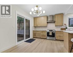 4pc Bathroom - 2416 14 Avenue Nw, Calgary, AB T2N1M8 Photo 9