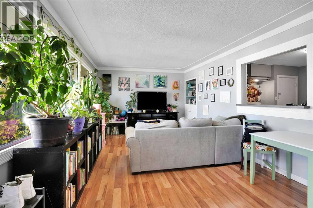 411 33 Avenue NE - 10
