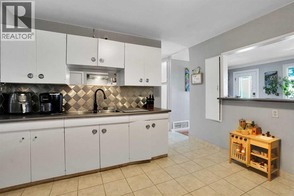 411 33 Avenue NE - 14