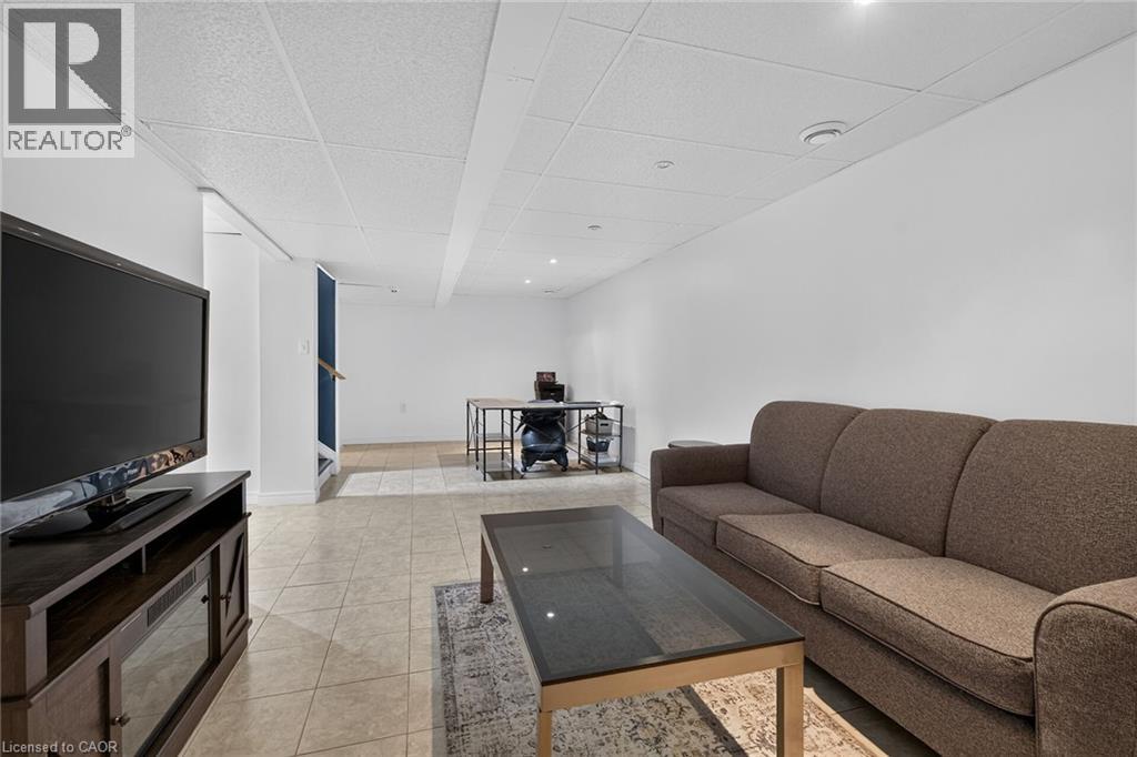 28 NELLES Street E - Image 38