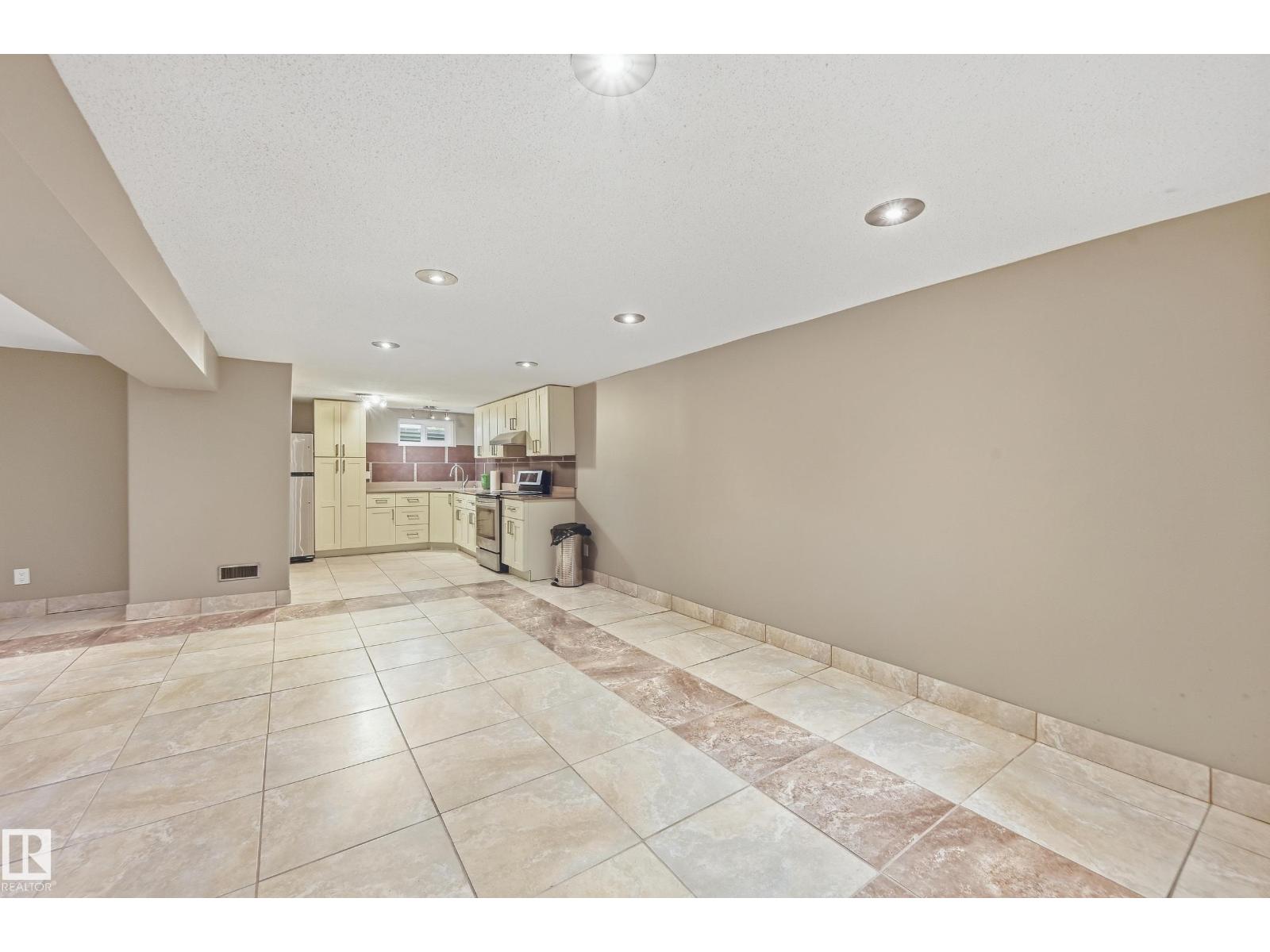 7708 158 AV NW - 34