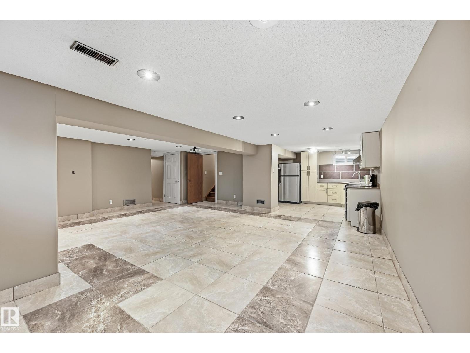 7708 158 AV NW - 35
