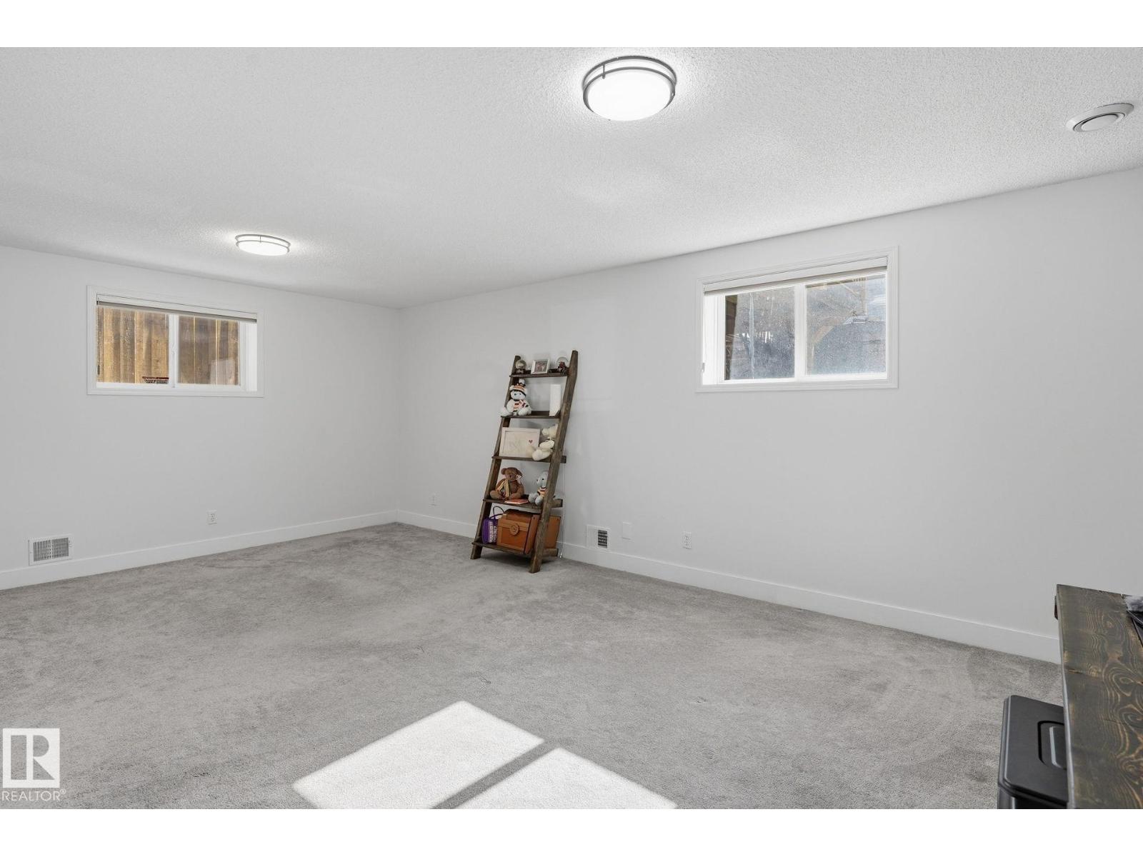 8911 173 AV NW - 17