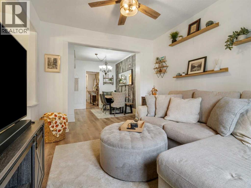 925 9 Street S - 9