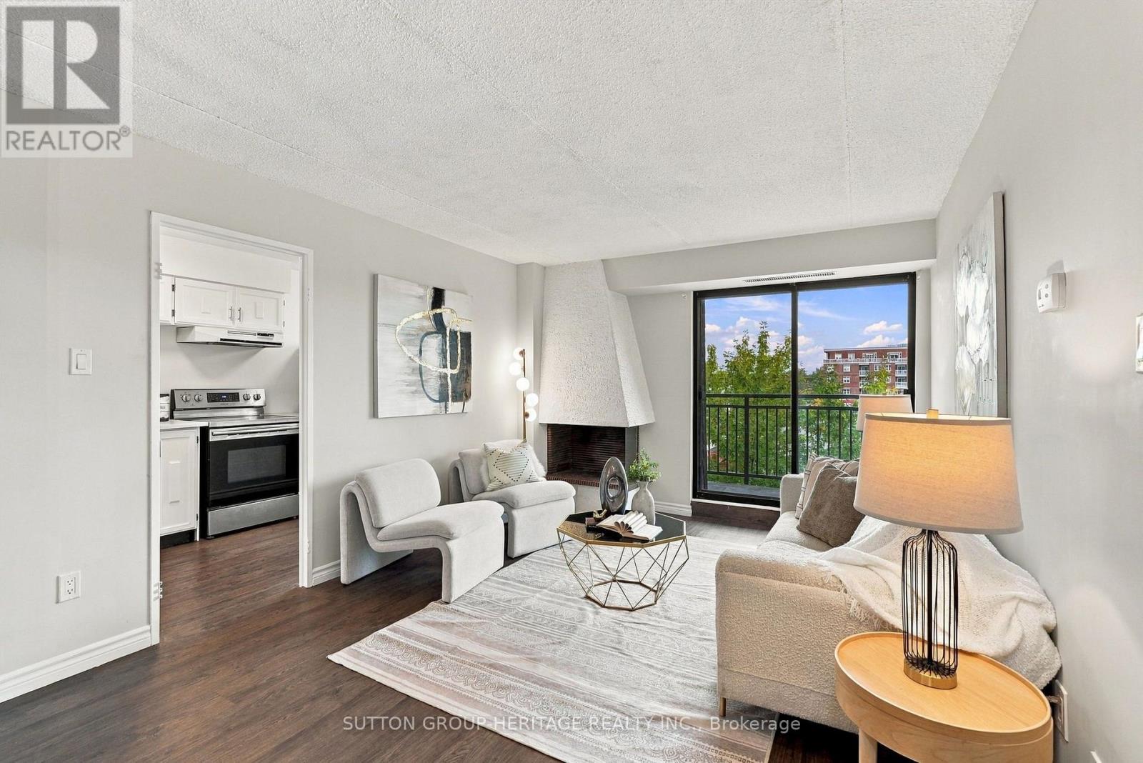 #406 15390 YONGE STREET - 21
