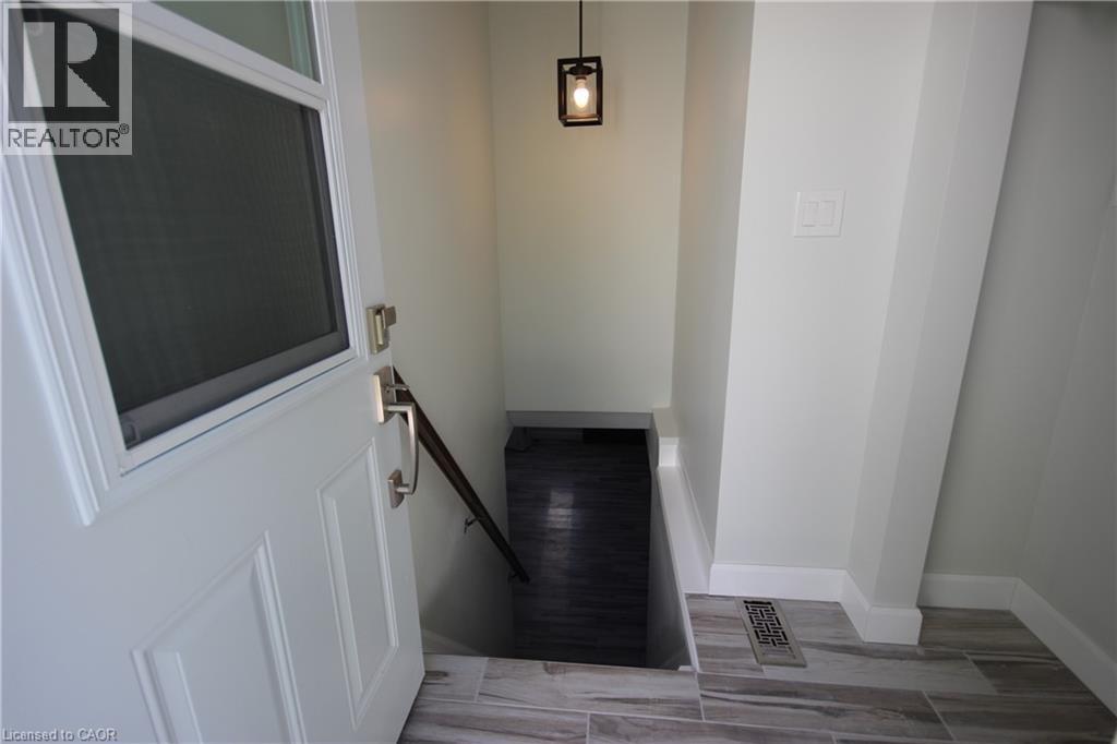 177 BROKEN OAK Crescent Unit# 2 — photo 3