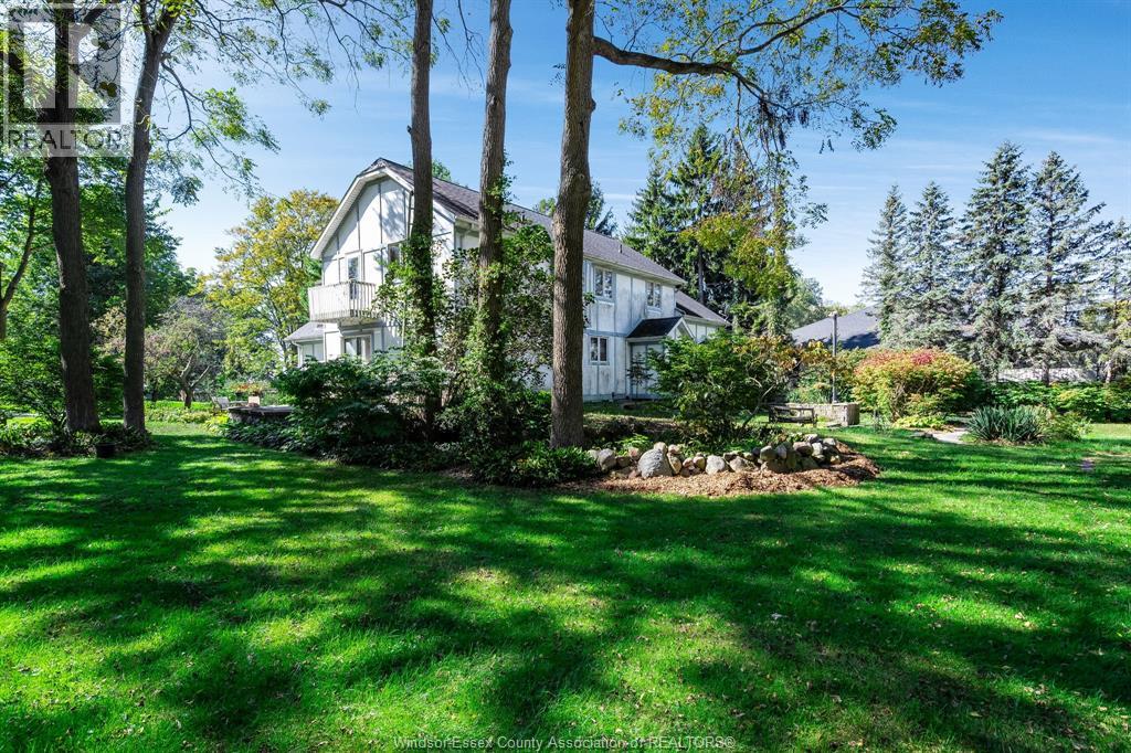 936 Twin Gables DRIVE - 41