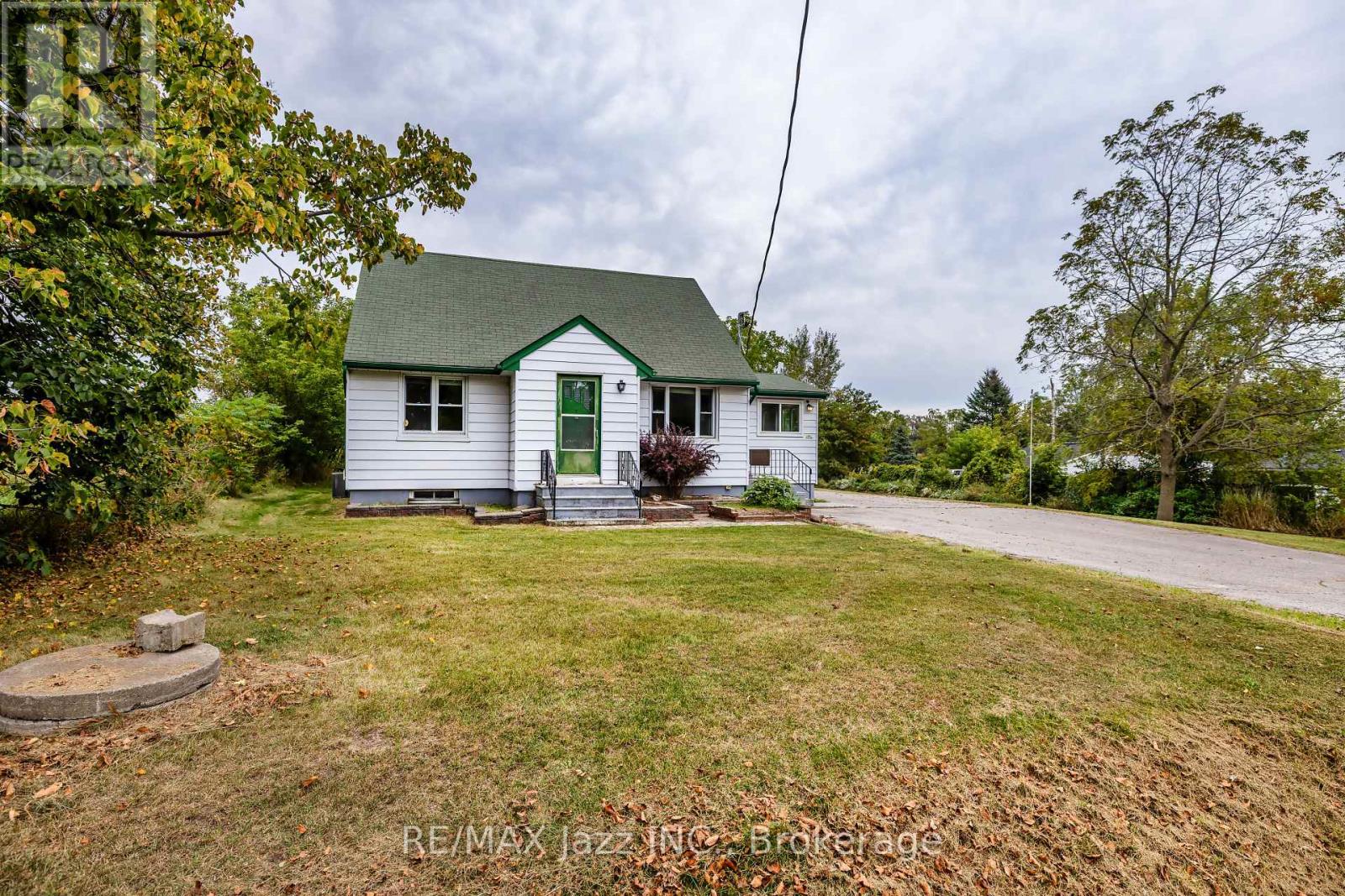 1585 TOWNLINE ROAD N - 2