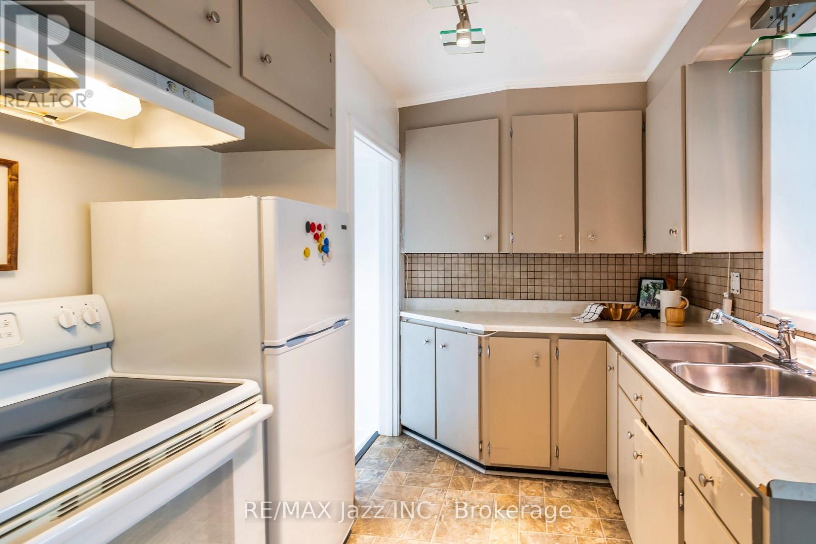 1585 TOWNLINE ROAD N - 9
