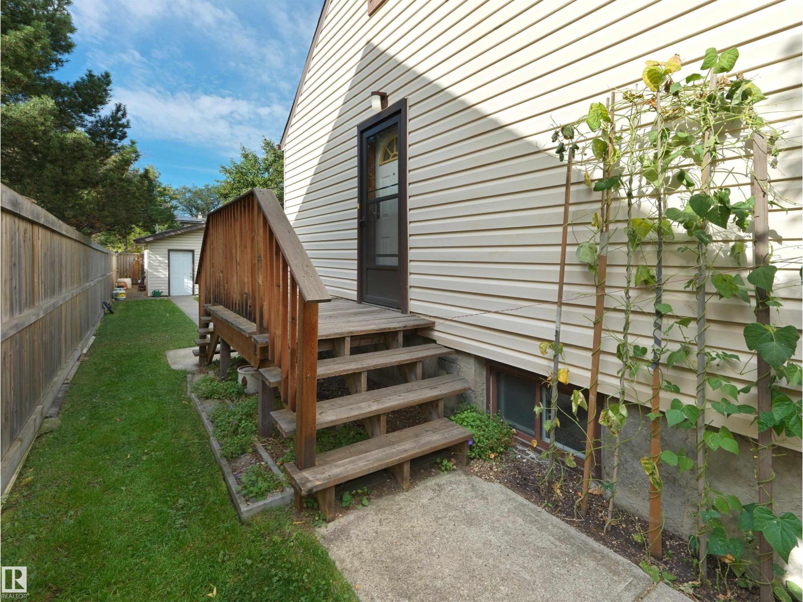 6810 110 ST NW - 27