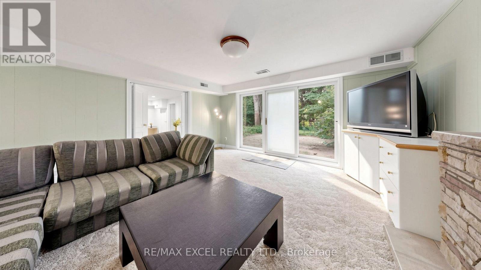 131 BURBANK DRIVE - 36
