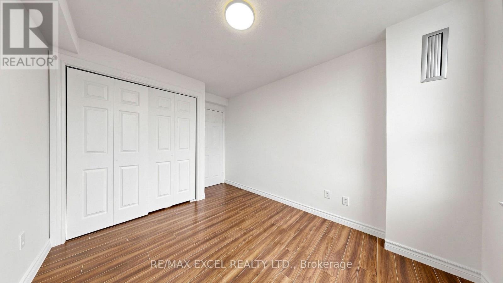 10 Edgecliff Golfway — photo 32