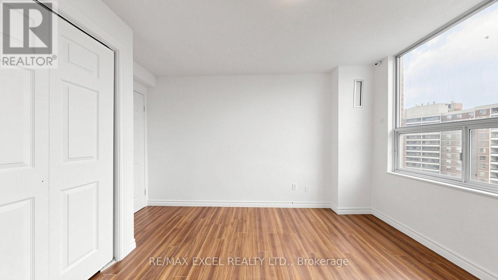 10 Edgecliff Golfway — photo 33