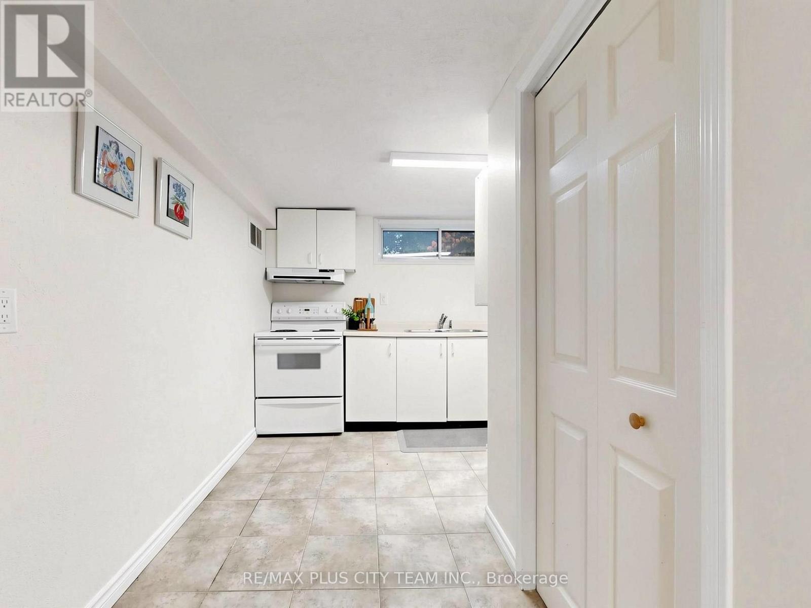 16 HOLFORD CRESCENT - 32