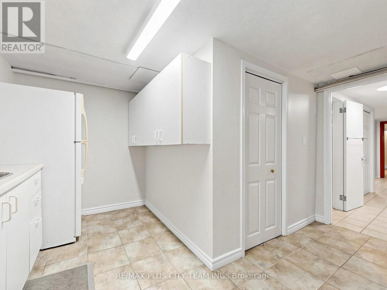 16 HOLFORD CRESCENT - 33