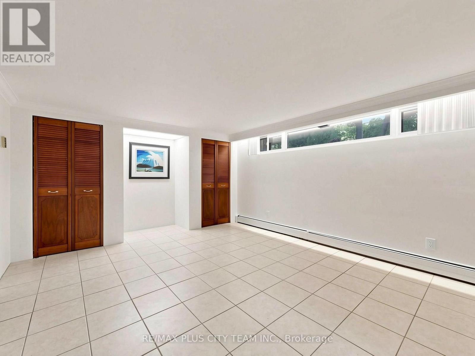 16 HOLFORD CRESCENT - 37