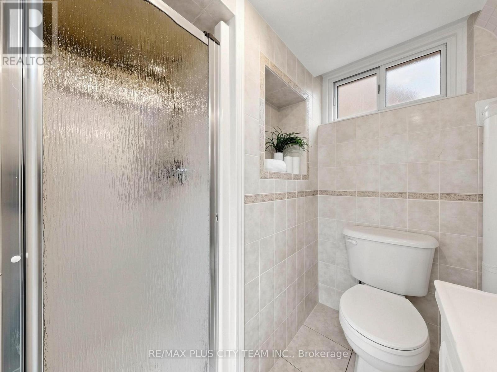 16 HOLFORD CRESCENT - 40