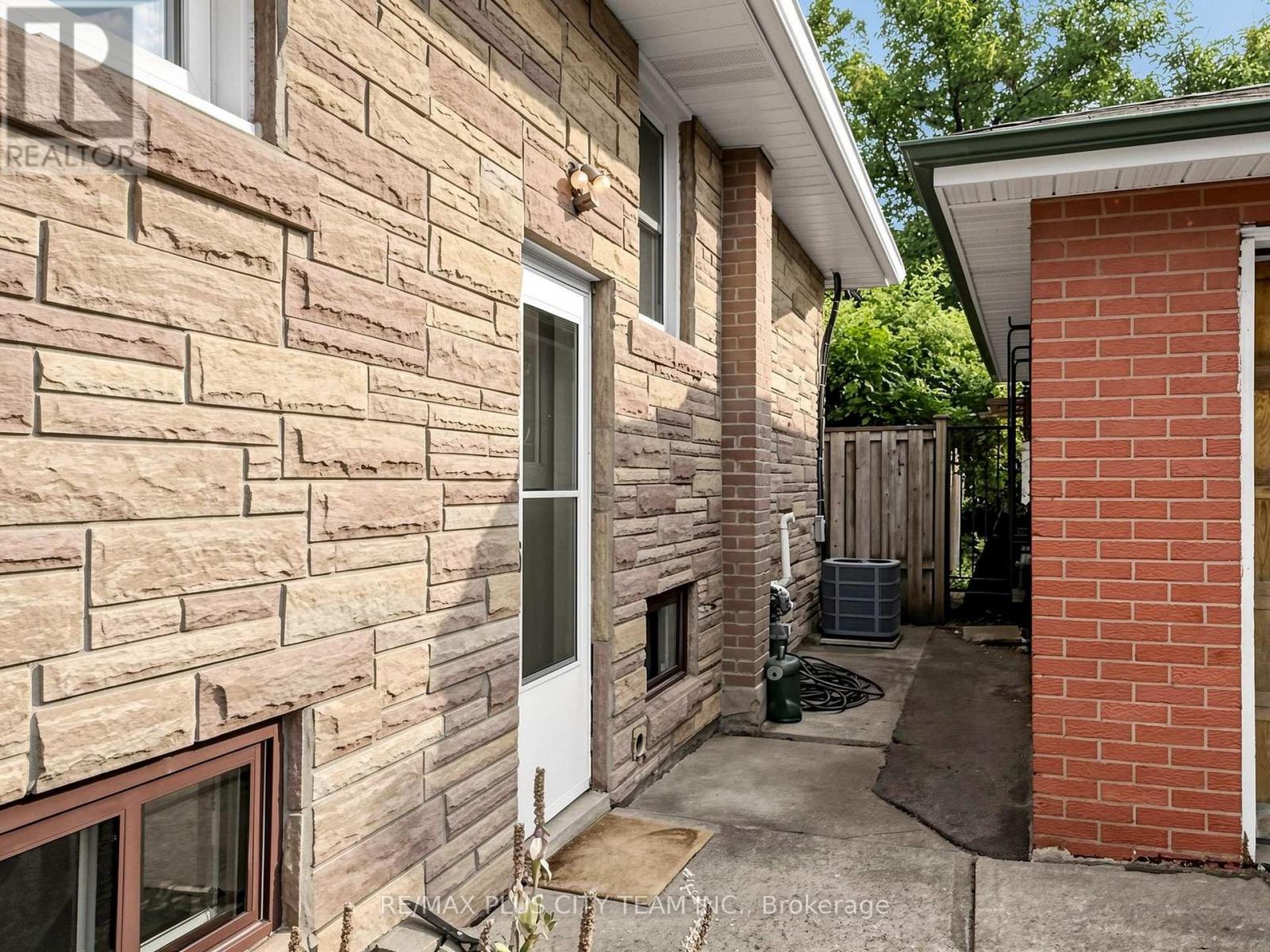 16 HOLFORD CRESCENT - 42