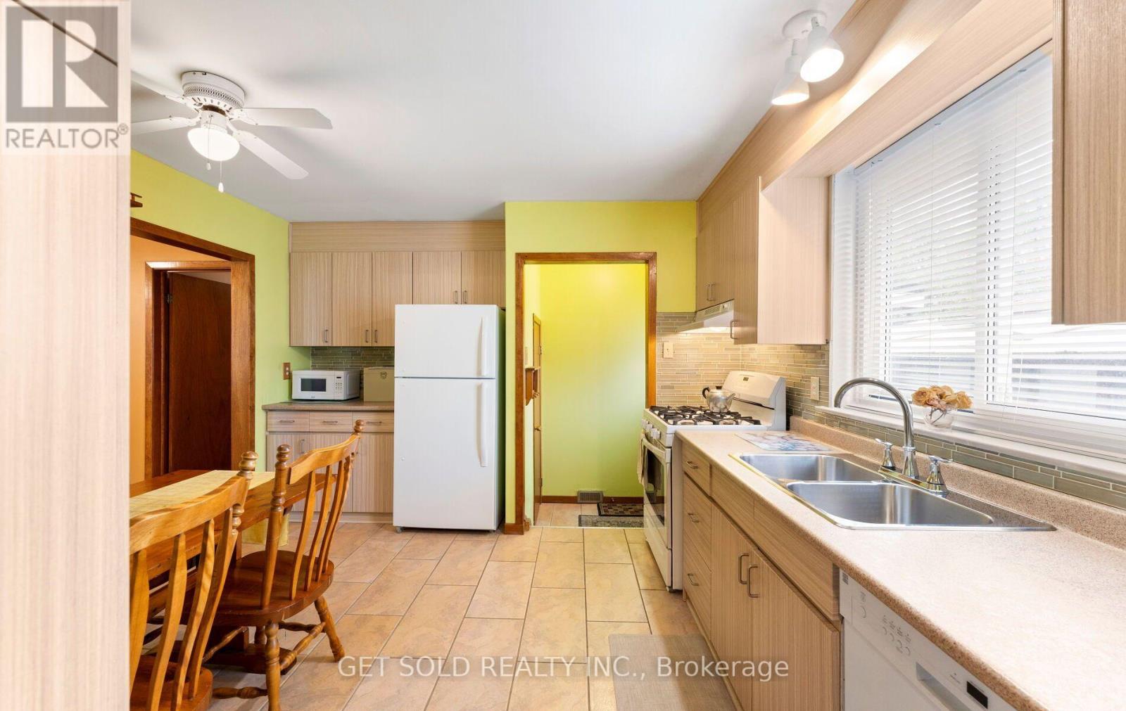 22 ALMAYO CRESCENT - 12