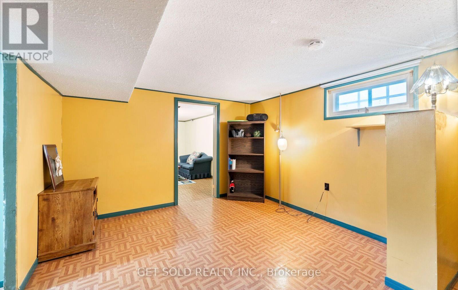 22 ALMAYO CRESCENT - 33