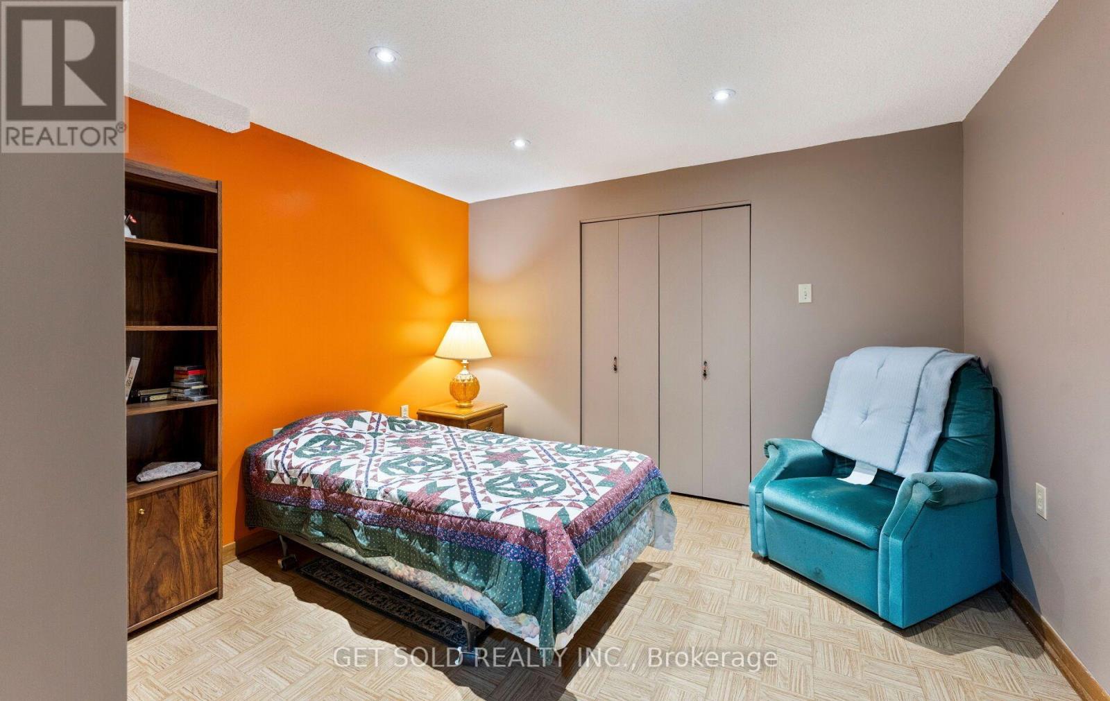 22 ALMAYO CRESCENT - 37