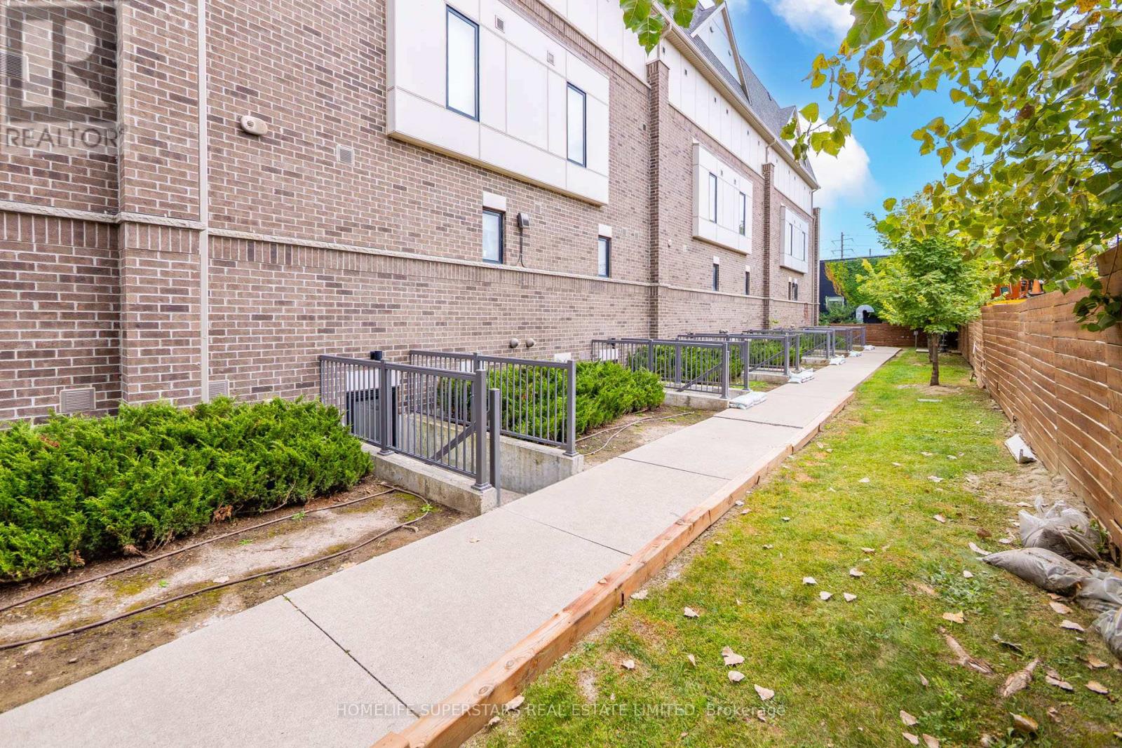 #413 8 DRUMMOND STREET - 27