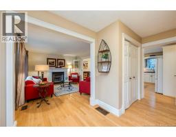 698 Frampton, photo 3