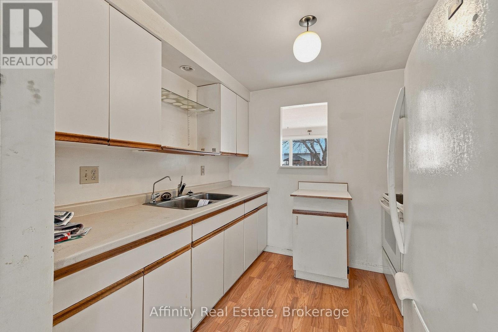 #10 487 ELGIN STREET N - 10