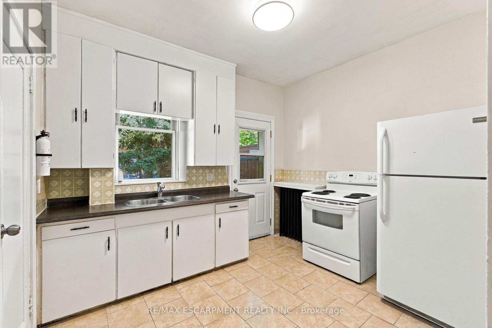 100 BALSAM AVENUE S - Image 21