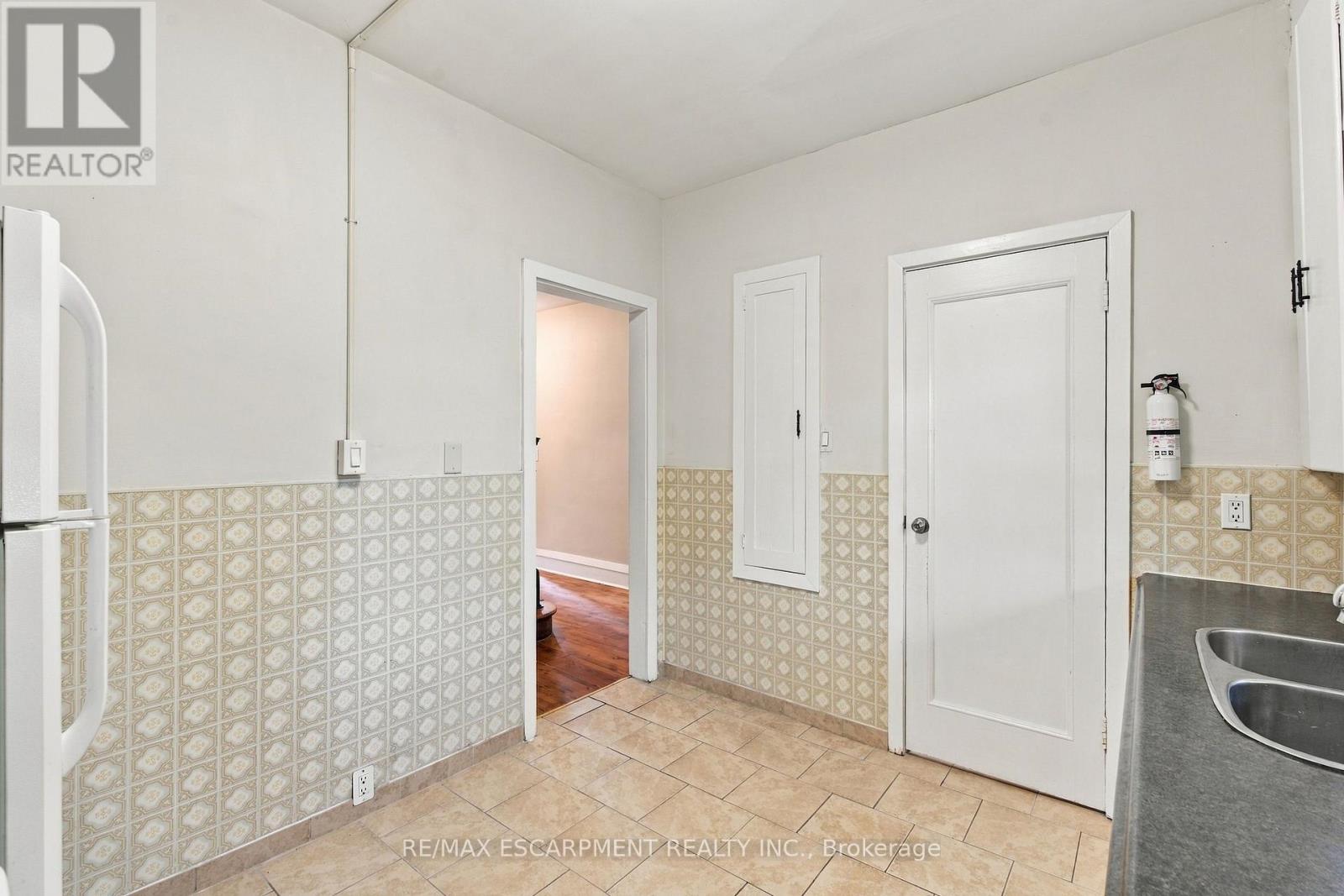 100 BALSAM AVENUE S - Image 22