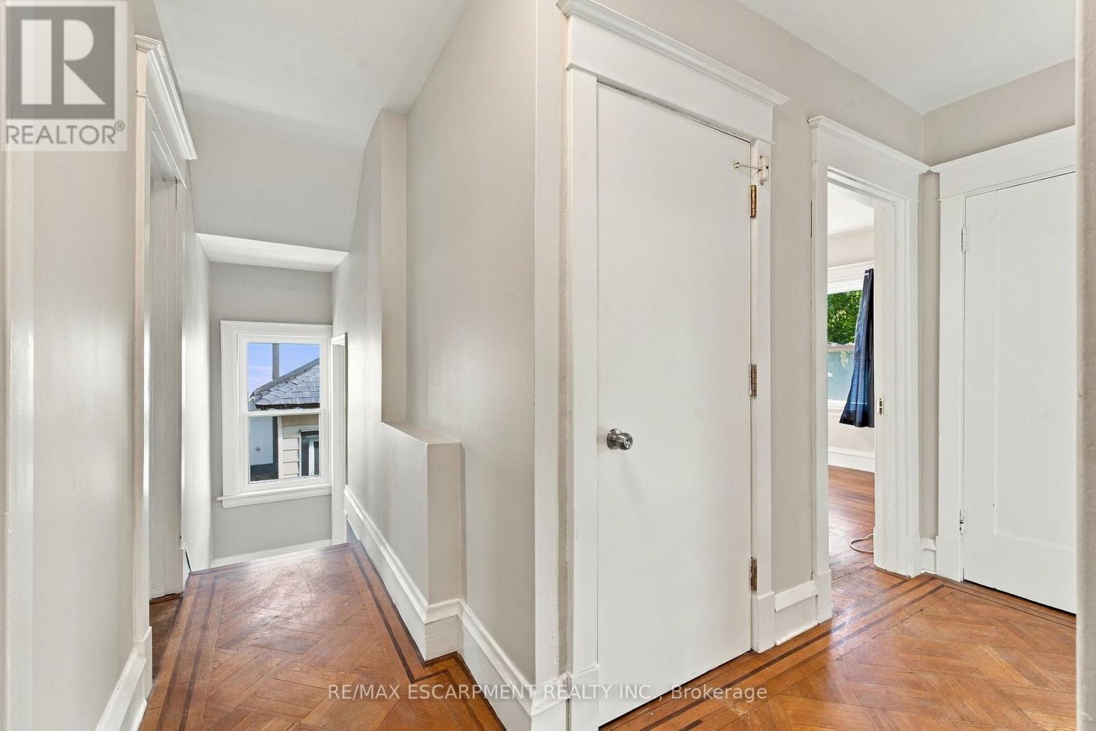 100 BALSAM AVENUE S - Image 35
