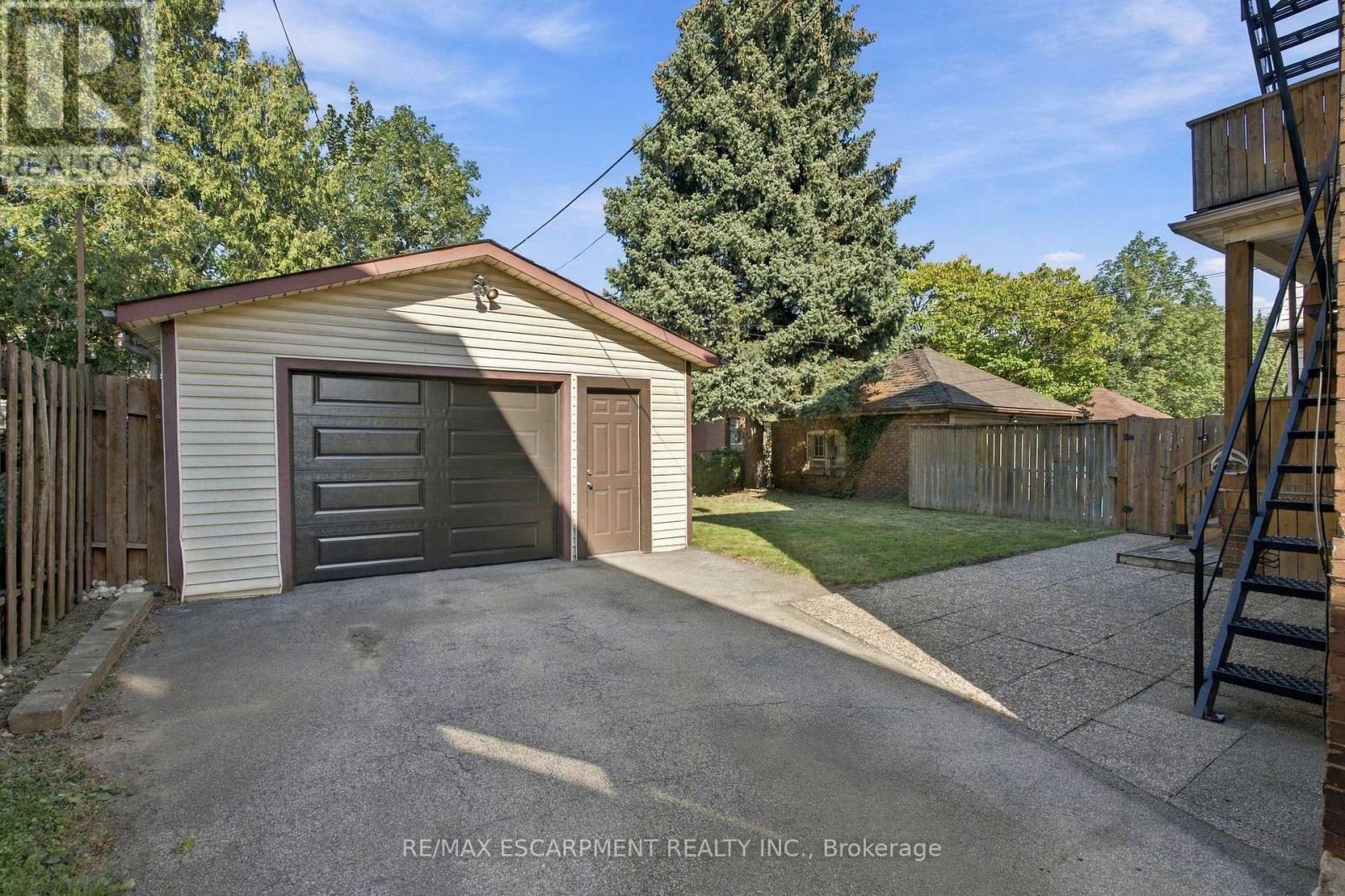 100 BALSAM AVENUE S - Image 44