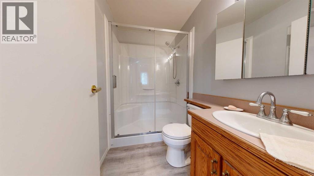 5117 45 Avenue - 10
