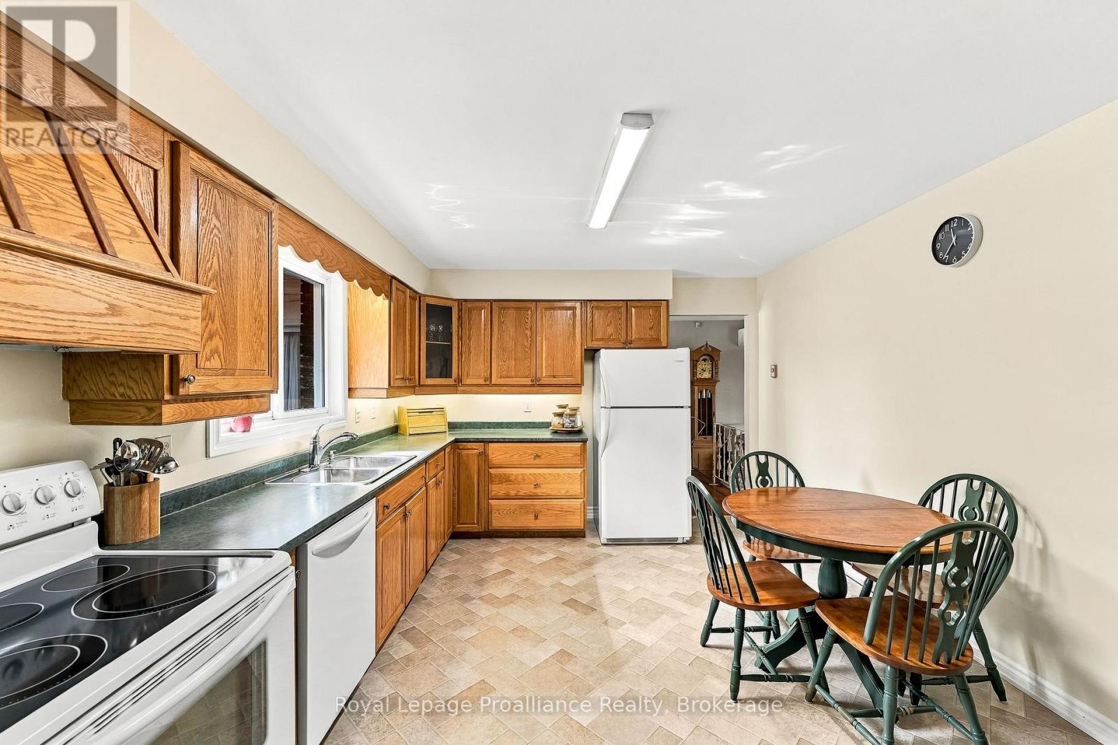 167 DUNDAS STREET - 15