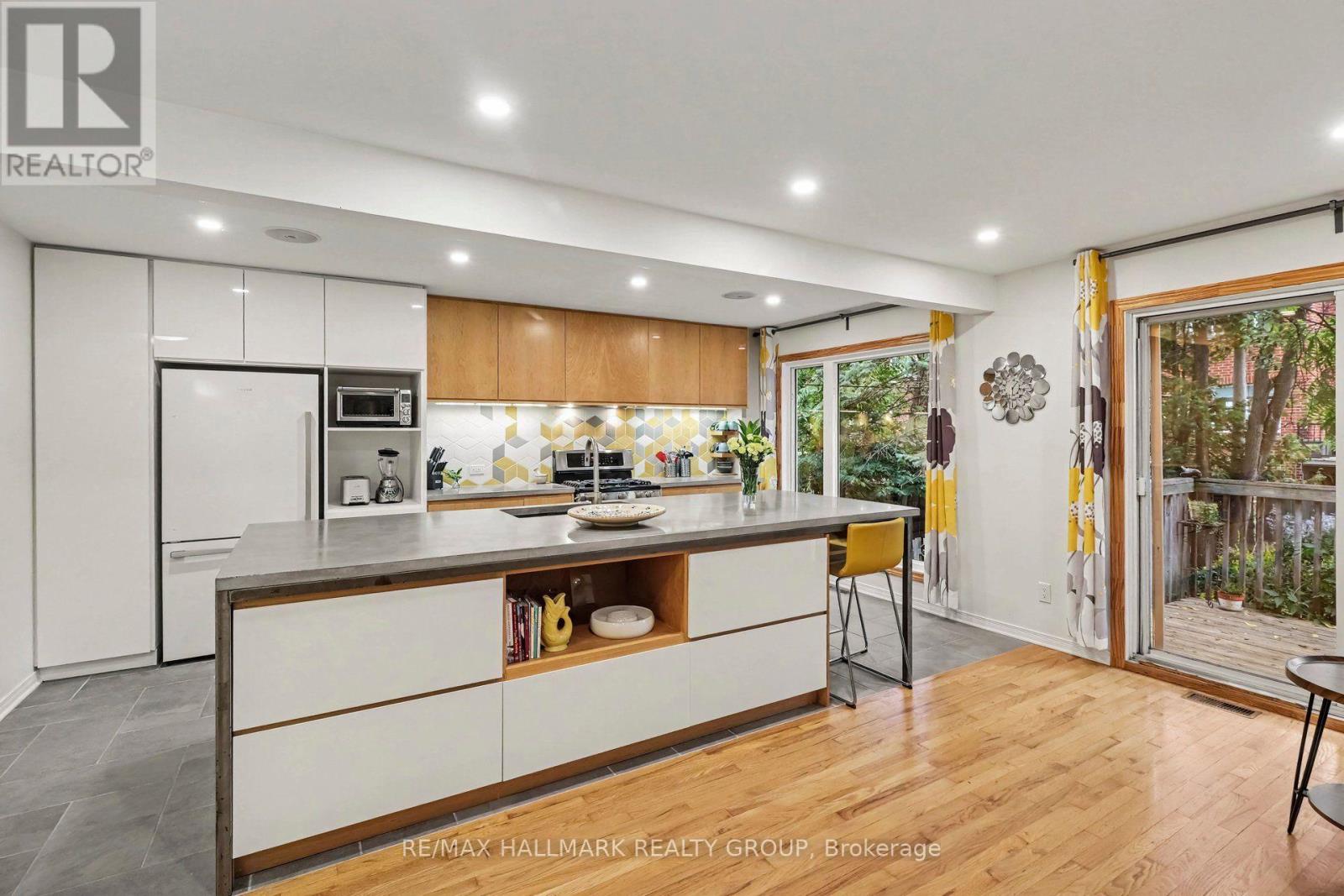 267 ST LAURENT BOULEVARD - 6