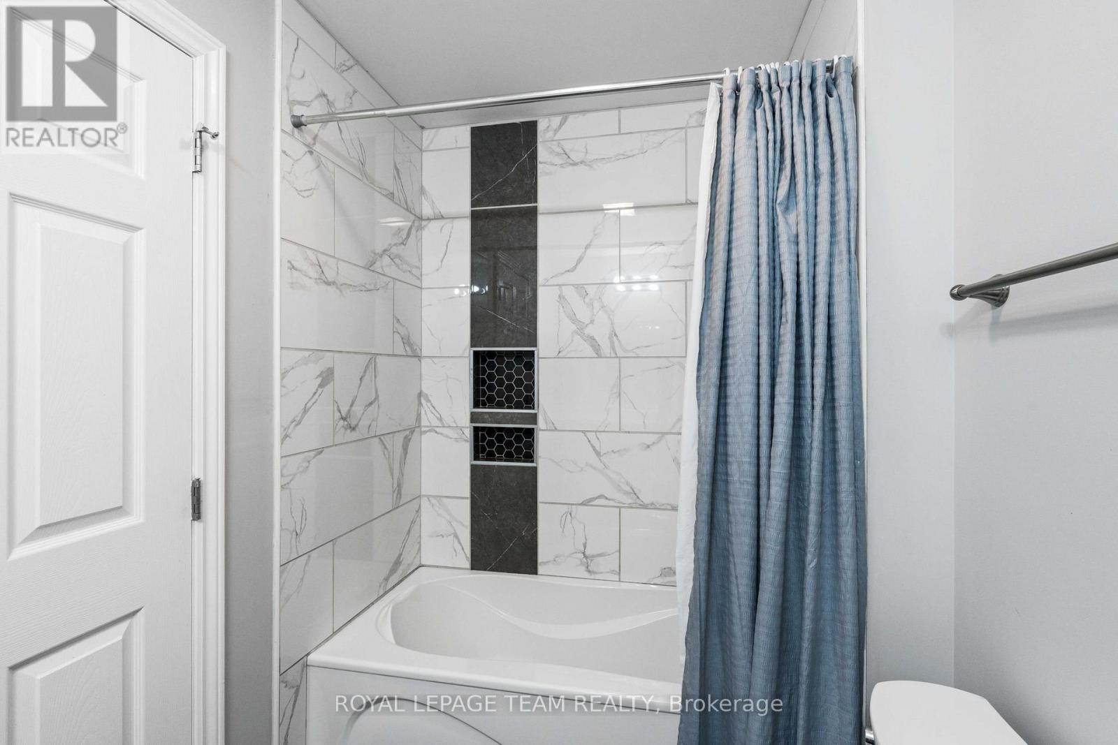 227 ROBERTA CRESCENT - 19
