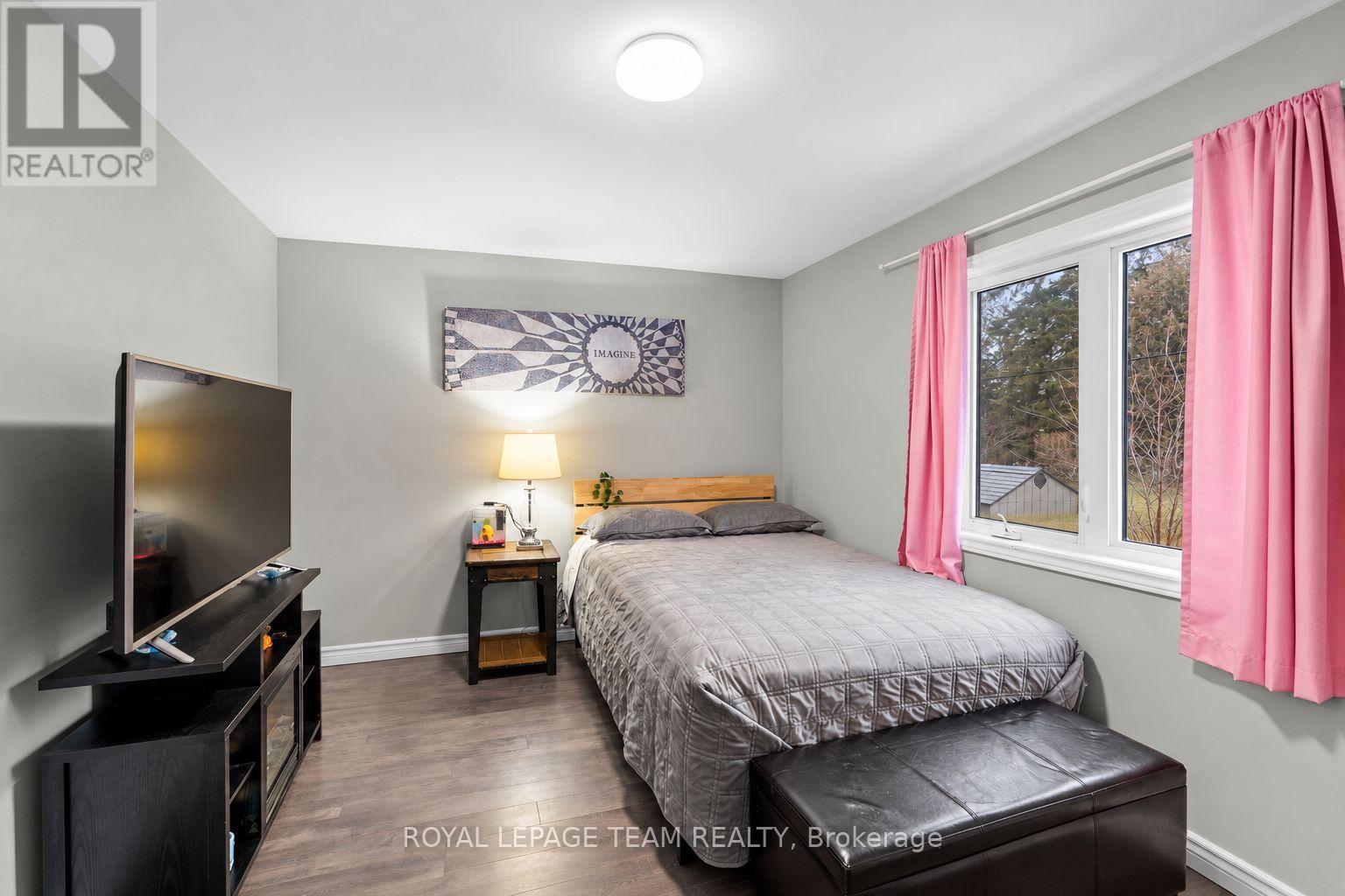 227 ROBERTA CRESCENT - 22