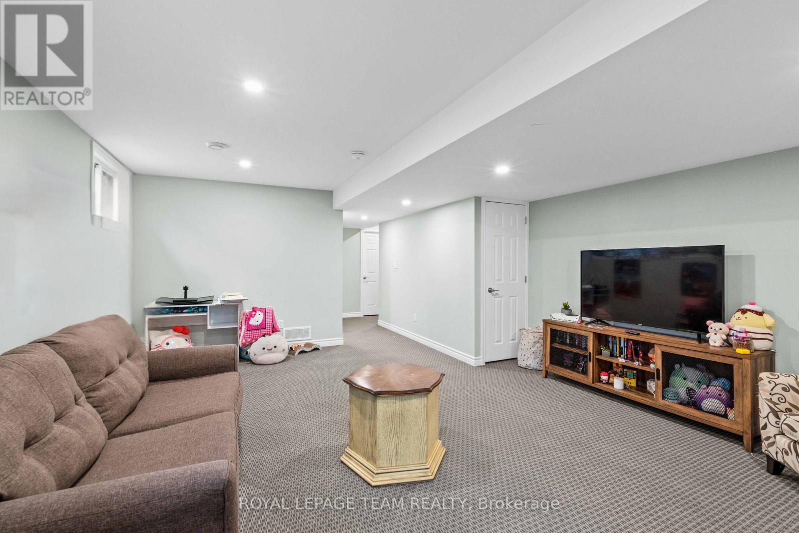 227 ROBERTA CRESCENT - 28