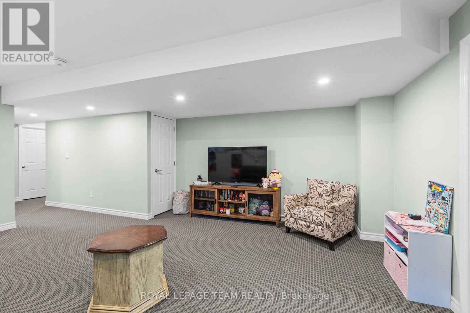 227 ROBERTA CRESCENT - 29