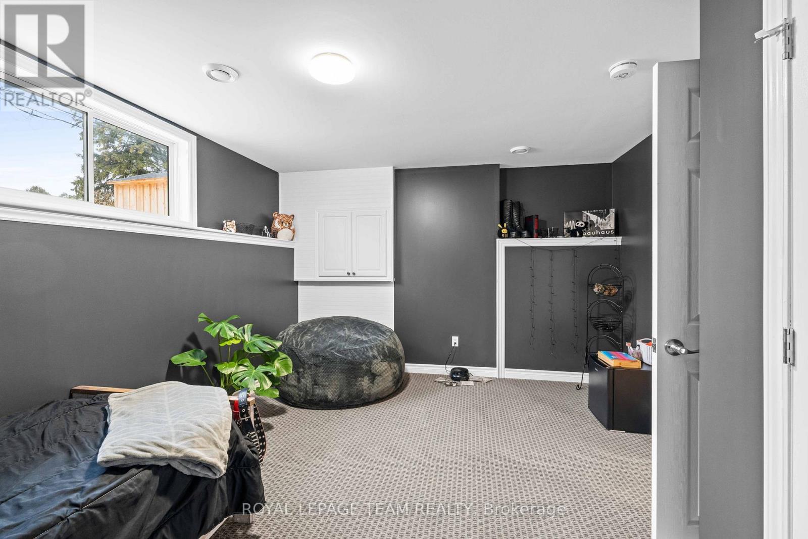 227 ROBERTA CRESCENT - 32