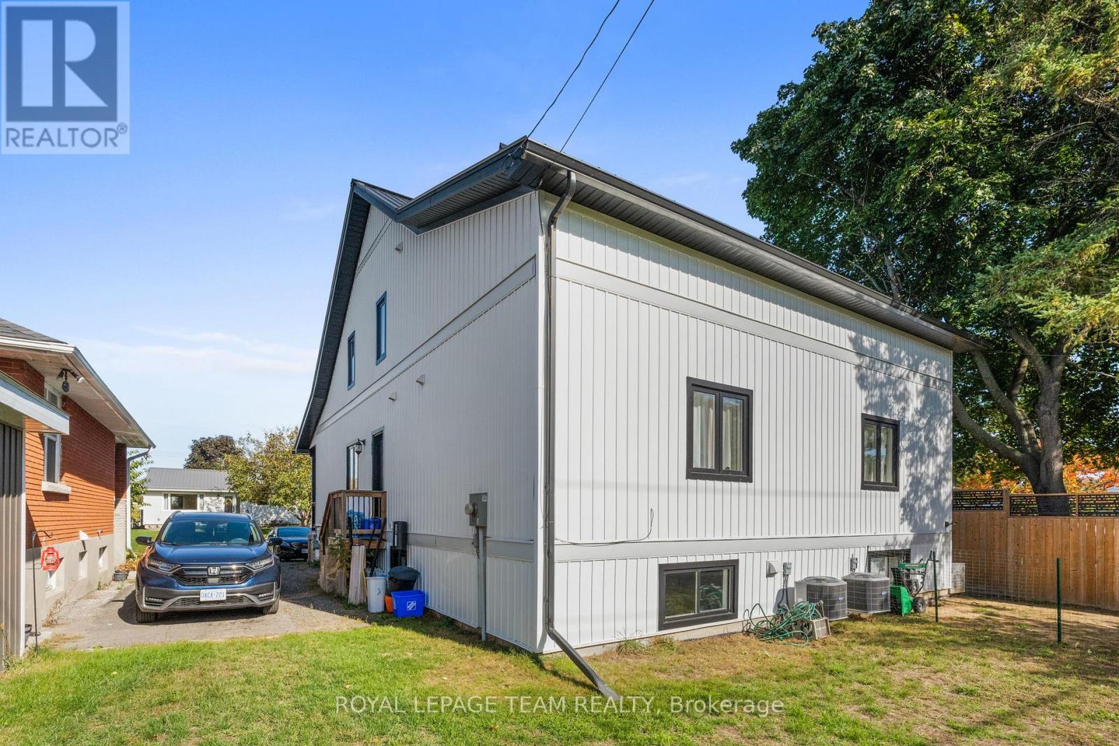 227 ROBERTA CRESCENT - 33