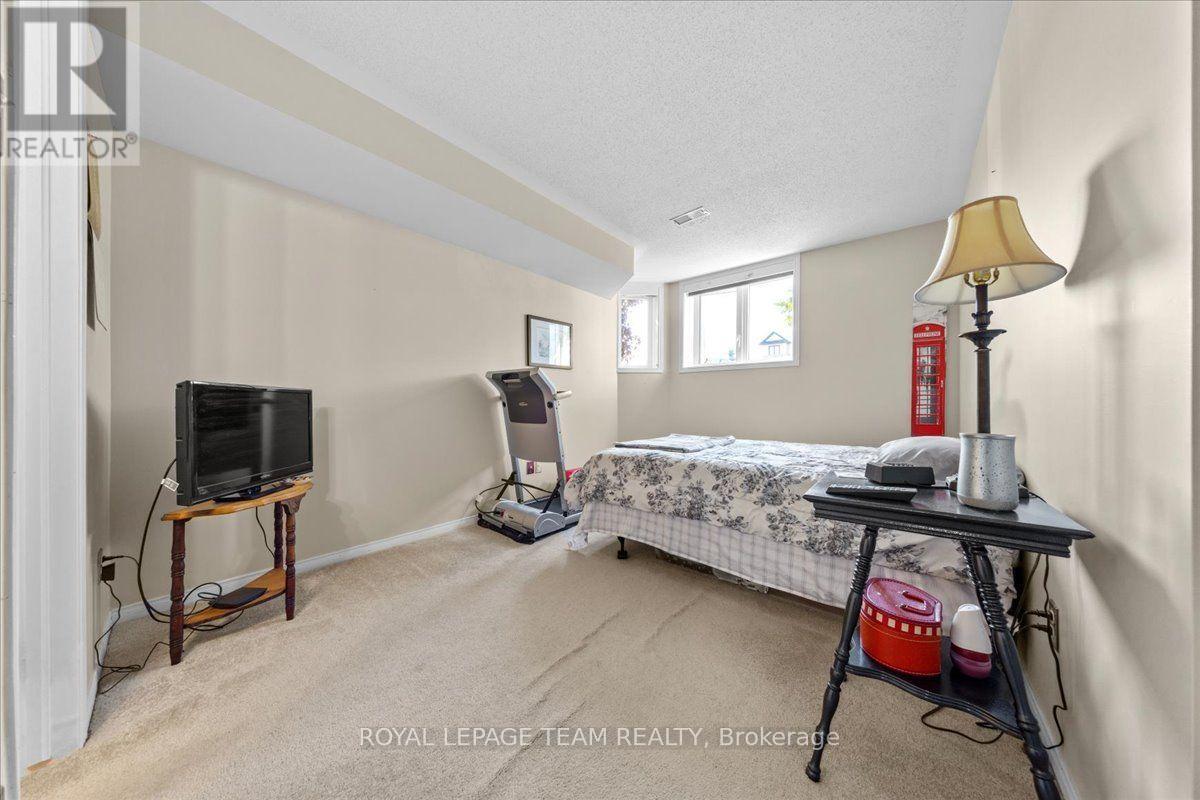 100 BONFIELD PRIVATE, Ottawa — photo 12
