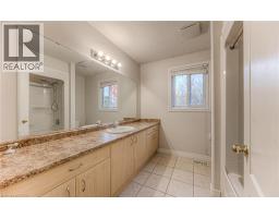 722 Salzburg Drive, Waterloo, ON N2V2N7 Photo 23