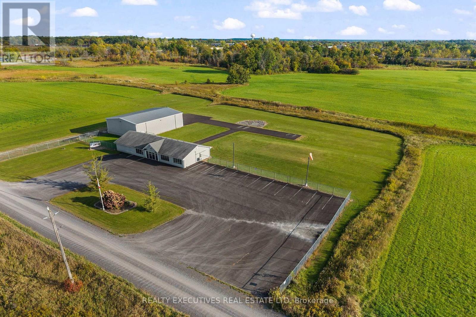 88 HIGHWAY 32 HIGHWAY N, Front of Leeds & Seeleys Bay — photo 2