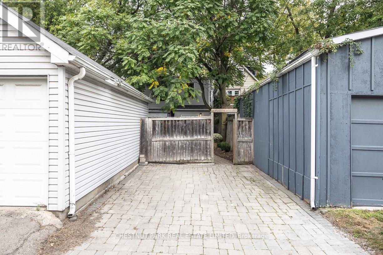 110 HASTINGS AVENUE - 23